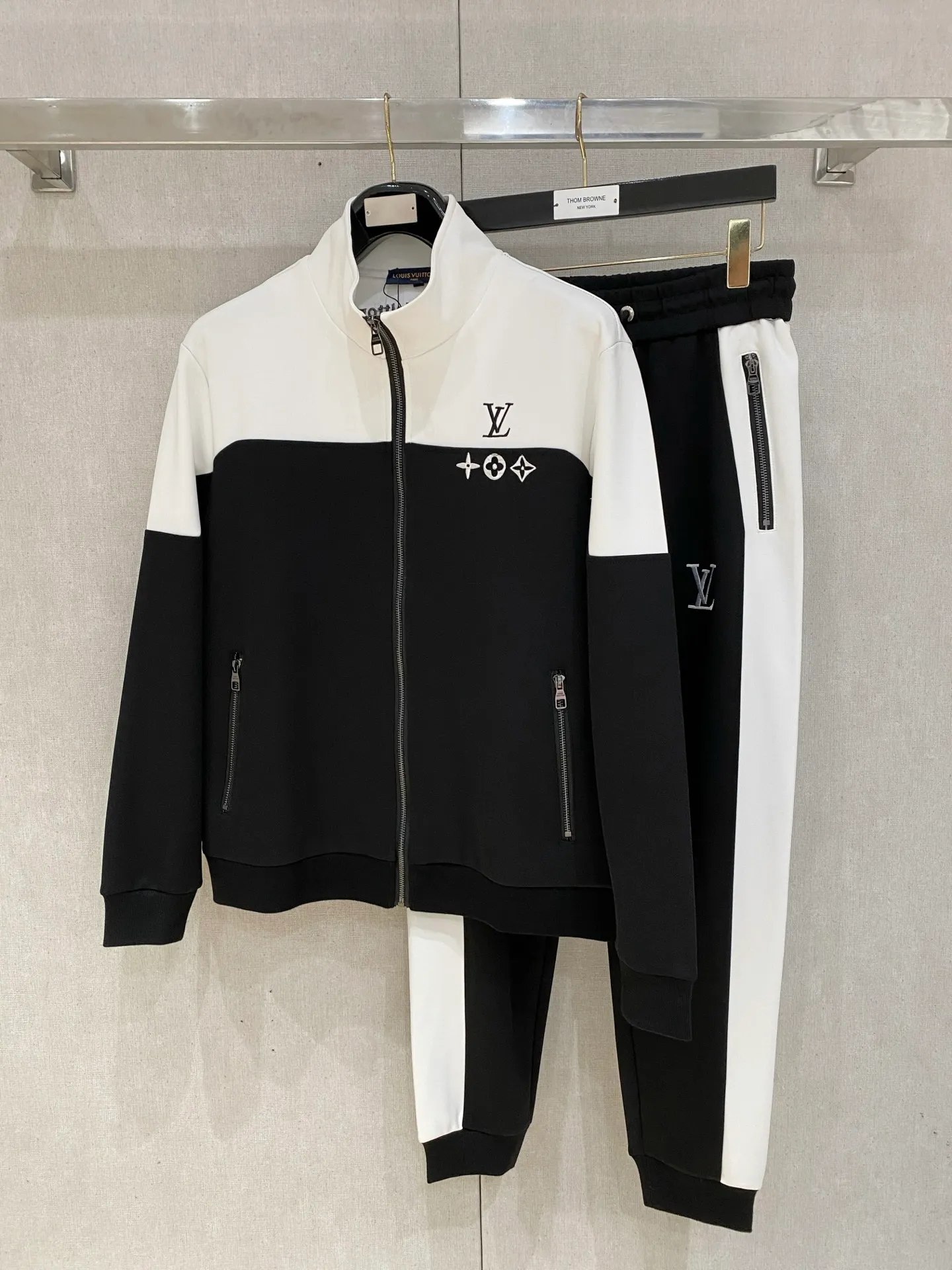 🅿️720 LV hot-selling suit is coming. Focus on the original version of the official website. 2025 new hot-selling cardigan suit. The original order is the best. 🇭🇰The meticulous work of top designers. It has a fitting and perfect upper body effect. All-natural high-quality Tencel Roman cotton 100%, close-fitting comfort, noble and elegant! Original hardware embodies elegance and nobility! Counter size: M-3XL (maximum wear up to 190 pounds)